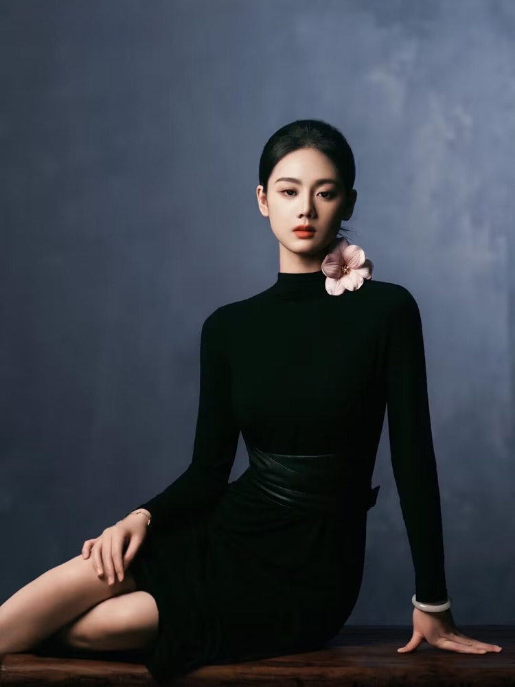 Ethnic Clothing & Online Fashion Store Khaadi Uk - ชุดถ่ายภาพบุคคลสีดำเรียบหรูทันสมัยปี 2026 สำหรับสตูดิโอ ถ่ายภาพอารมณ์ส่วนตัว เสื้อผ้าศิลปะ ชุดการแสดงสไตล์ชาติพันธุ์สำหรับผู้หญิง