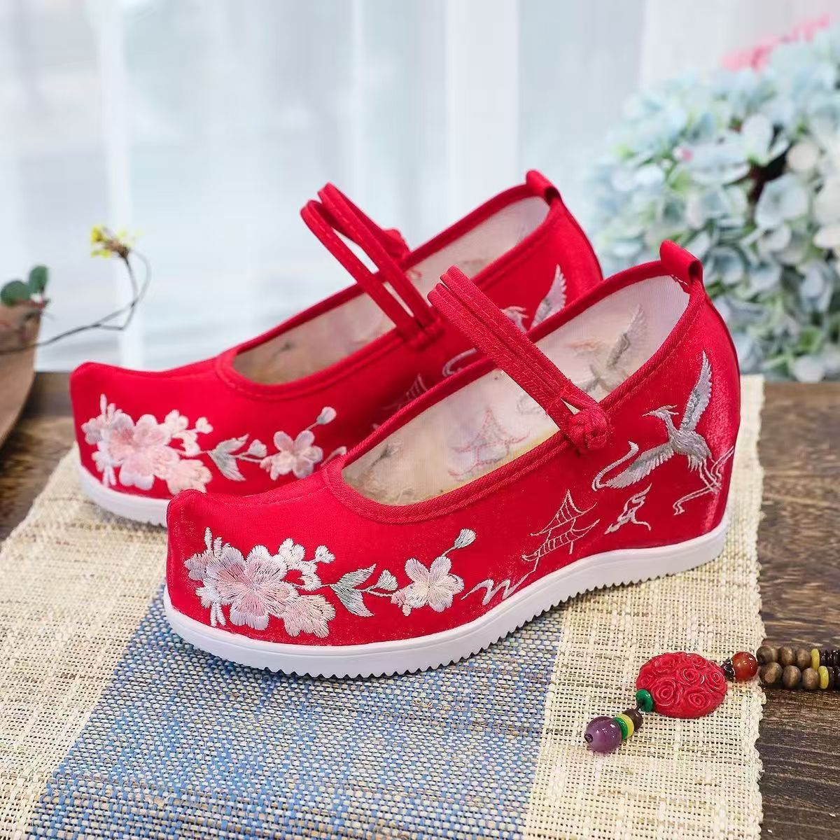 รองเท้าผู้หญิงแบบมีปักลายด้านใ - Ethnic Fabric บทวิจารณ์และราคา